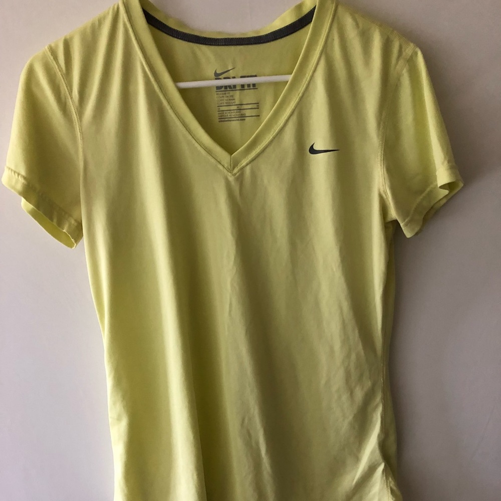 Nike dri fit women’s shirt medium athletic wear